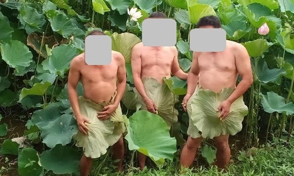 3 người đàn ông cởi đồ chụp ảnh với sen gây xôn xao