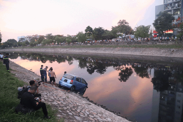Đứng kín bờ Tô Lịch xem giải cứu xế hộp lao xuống sông