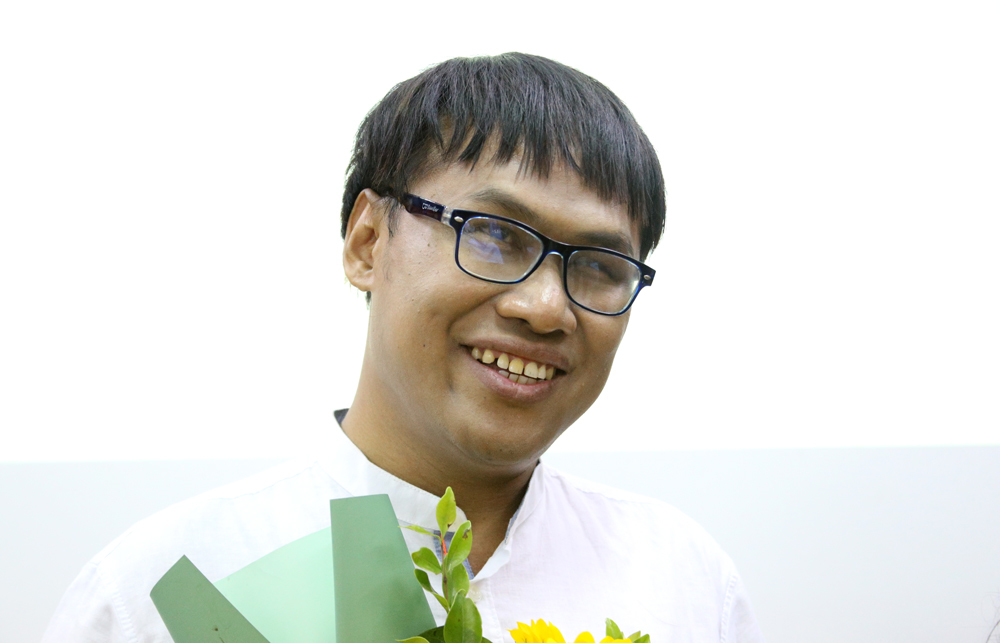Visually impaired Thai university student learns Vietnamese
