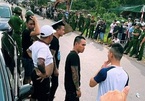Hàng chục giang hồ vây xe cán bộ công an trước quán nhậu ở Đồng Nai
