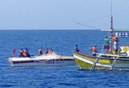 Tàu Việt Nam cứu 22 ngư dân Philippines bị tàu TQ đâm trên Biển Đông