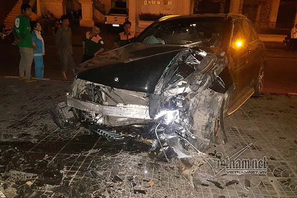 Xe Mercedes nát đầu khi đâm vào chân cầu vượt Láng Hạ lúc nửa đêm