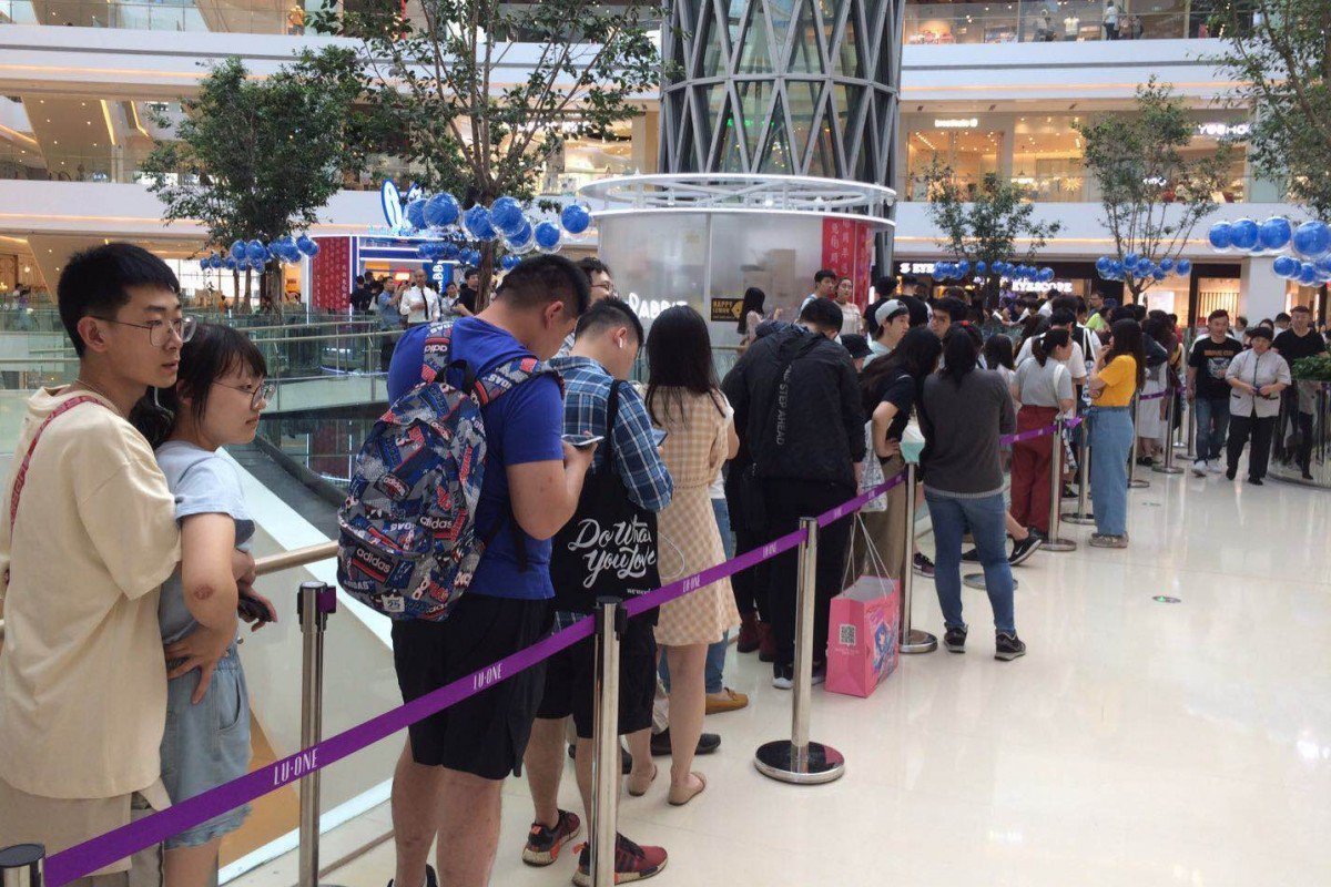 Xếp hàng mua trà sữa giá cao để ủng hộ hàng nội địa