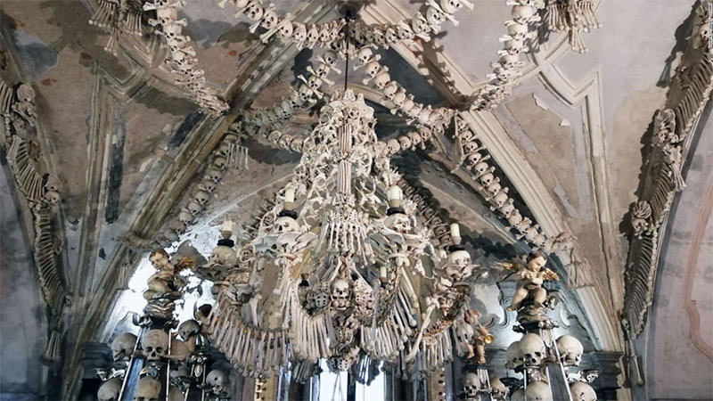 Nhà thờ cổ trang trí hàng chục nghìn bộ xương người