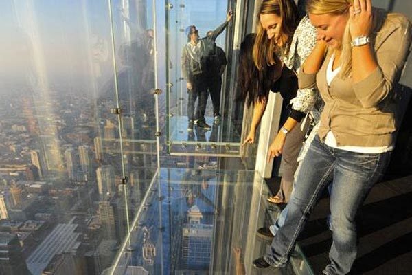 Du khách phát hoảng vì đài quan sát bằng kính nứt vỡ dưới chân
