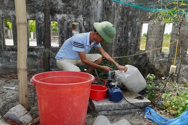 Nắng thiêu đốt, dân bãi ngang Hà Tĩnh lả người đi 'mót' nước