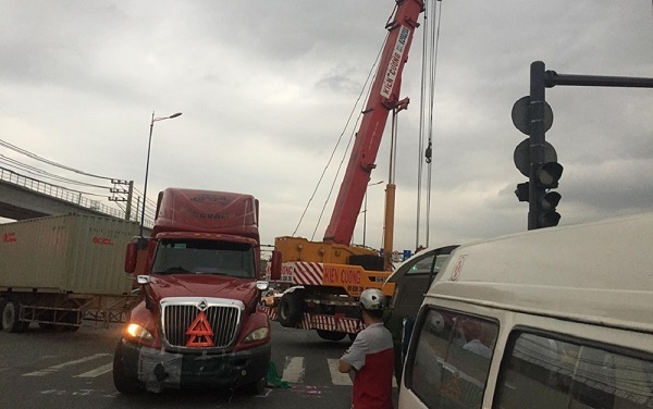 Nâng xe container kéo thi thể cụ ông 70 tuổi kẹt dưới gầm