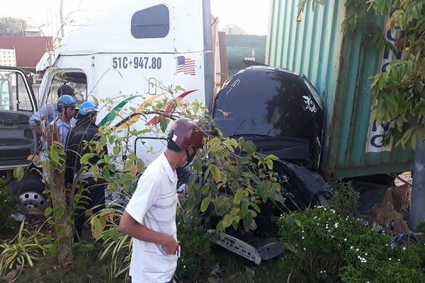 Xe container tông ô tô con ở Tây Ninh, 4 người một nhà cùng tài xế chết kẹt