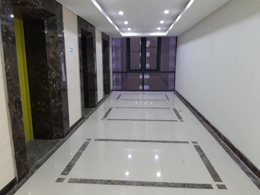 Thang máy chung cư cao cấp bịt kín nhiều tầng, dân vừa ở vừa run