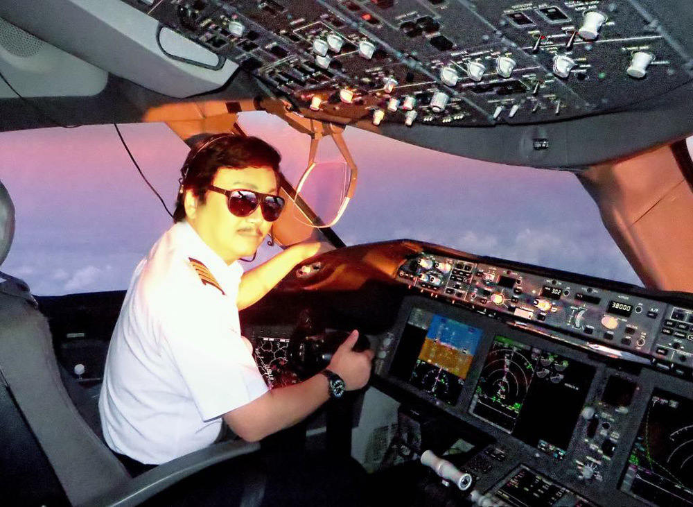 Cơ trưởng: Hãy cùng trải nghiệm công việc của người lái máy bay với hình ảnh cơ trưởng dũng cảm trong chuyến bay đầy thử thách. Sẵn sàng cất cánh chưa nào!