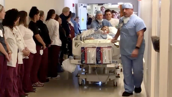 Hơn 100 y bác sĩ xếp hàng tri ân hành động cao cả trước khi chết của nữ y tá