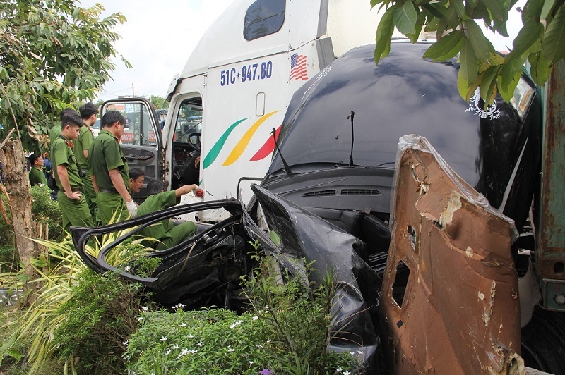 Xe container tông chết 4 người 1 nhà cùng tài xế ở Tây Ninh do lấn làn