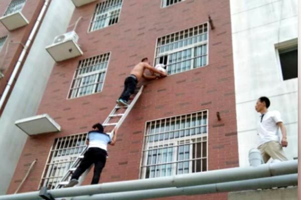 Nghẹt thở xem giải cứu bé trai bị kẹt cổ ngoài cửa sổ tầng 3 chung cư