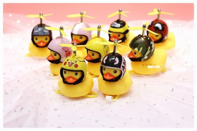 Kiếm tiền triệu từ trào lưu mũ bảo hiểm lắp chong chóng Doremon