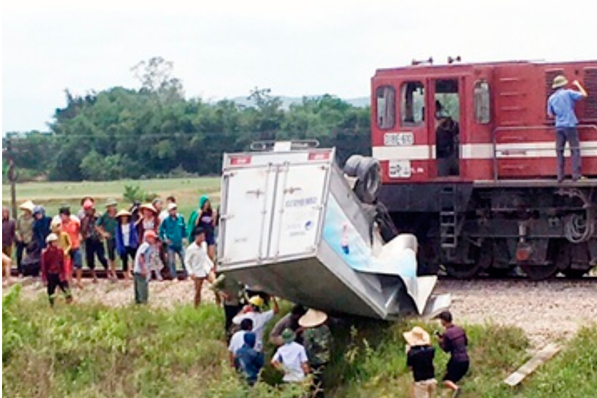 Cố vượt qua đường sắt, tài xế xe tải bị tàu húc lìa chân ở Hà Tĩnh