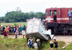 Cố vượt qua đường sắt, tài xế xe tải bị tàu húc lìa chân ở Hà Tĩnh