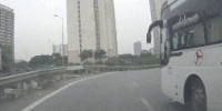 Ô tô liều mạng đi lùi trên đoạn đường cua ở cao tốc