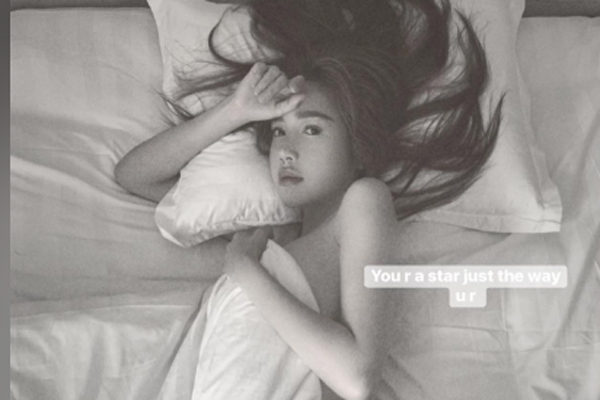 Elly Trần bị fan phản ứng vì khoả thân quá đà trên giường