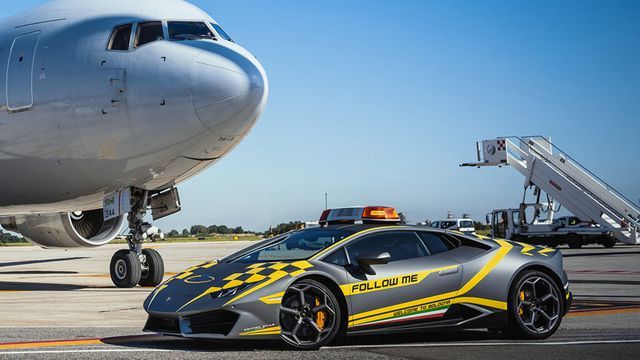 Sân bay Ý chơi trội bằng siêu xe Lamborghini chạy dẫn đường