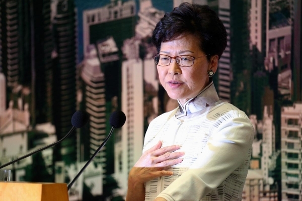 Lãnh đạo Hong Kong công khai xin lỗi người dân