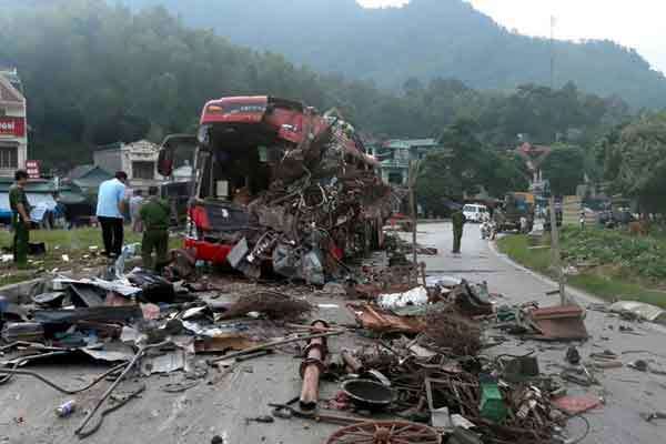 Xe tải chở sắt đâm xe giường nằm ở Hòa Bình, 3 người chết, 38 người bị thương