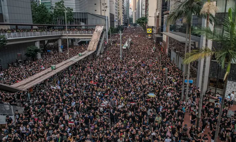 Lãnh đạo Hong Kong xin lỗi, 'biển người biểu tình' không buông