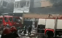 Cháy dữ dội loạt nhà xưởng ở Sài Gòn, 2 bà cháu trèo tường thoát thân