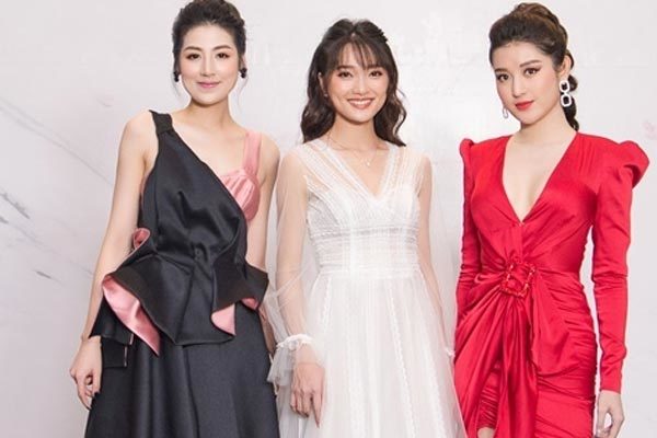 Á hậu Huyền My khoe vòng một gợi cảm, hội ngộ Á hậu Tú Anh