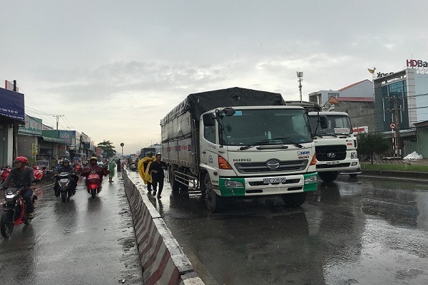 Chạy xe máy vào làn ô tô, 2 thanh niên bị tông chết thảm