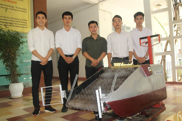 Young students design made-in-Da Nang trash collector