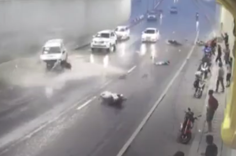 Xe bán tải mất lái tông loạt xe máy trên vỉa hè