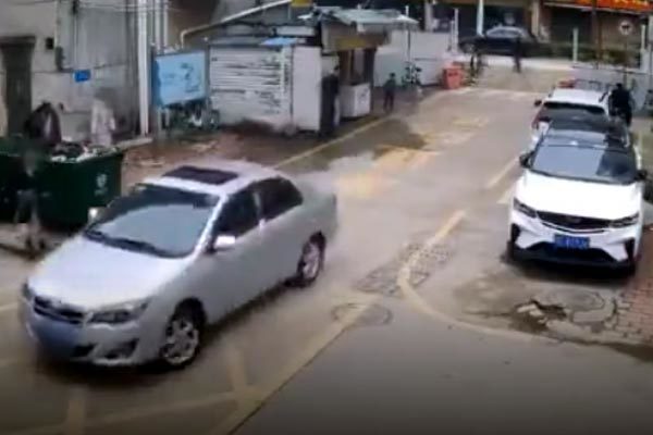 Cái kết bất ngờ khi cha ra tay giúp con gái đỗ xe