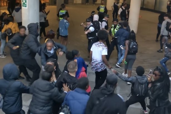 Hơn 100 thanh niên ném chai lọ tấn công cảnh sát ở London