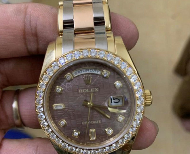 Mua đồng hồ Rolex 900 triệu đồng bằng phiếu chuyển tiền giả