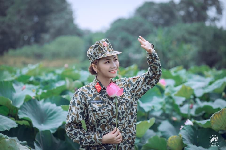 Nữ đặc công xinh đẹp gây thương nhớ khi tạo dáng bên đầm sen