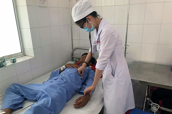 Bị sốt xuất huyết, thanh niên 9X liên tục ói ra máu tươi