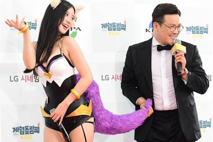 Idol Hàn gây tranh cãi vì diện trang phục cosplay 'bức tử' vòng 1