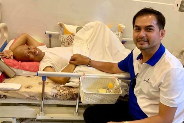 Đức Tiến trao hơn 145 triệu giúp nghệ sĩ Xuân Hiếu chữa ung thư