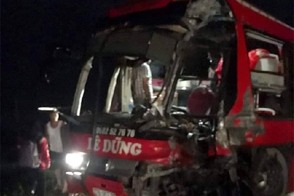 Đâm trực diện xe đầu kéo ở Hòa Bình, xe khách biến dạng