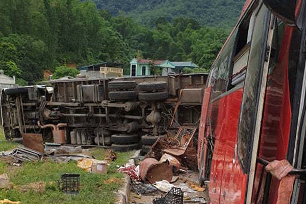Bất ngờ biển số xe tải Lào gây tai nạn 3 người chết ở Hoà Bình