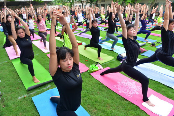 Hàng trăm người tham gia đồng diễn Yoga