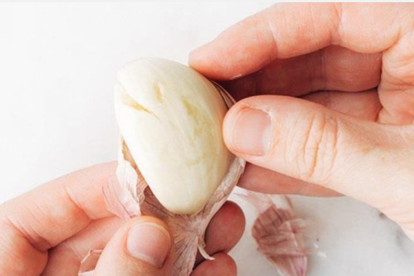 Bóc tỏi bằng lò vi sóng và mẹo tiết kiệm thời gian làm bếp cho bạn