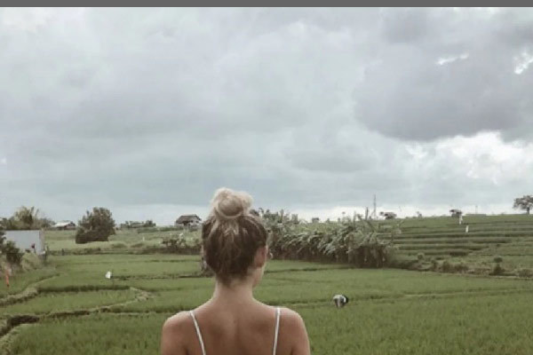 Blogger du lịch phải đóng Instagram vì bức ảnh nhạy cảm trên cánh đồng lúa