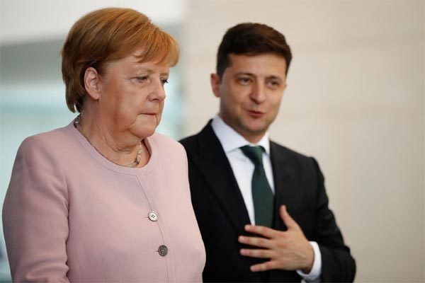 Nữ Thủ tướng Đức run rẩy khác thường, rộ đồn đoán về sức khỏe