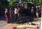 Va chạm với xe tải, mẹ tử vong, 2 con đi cấp cứu ở Quảng Trị