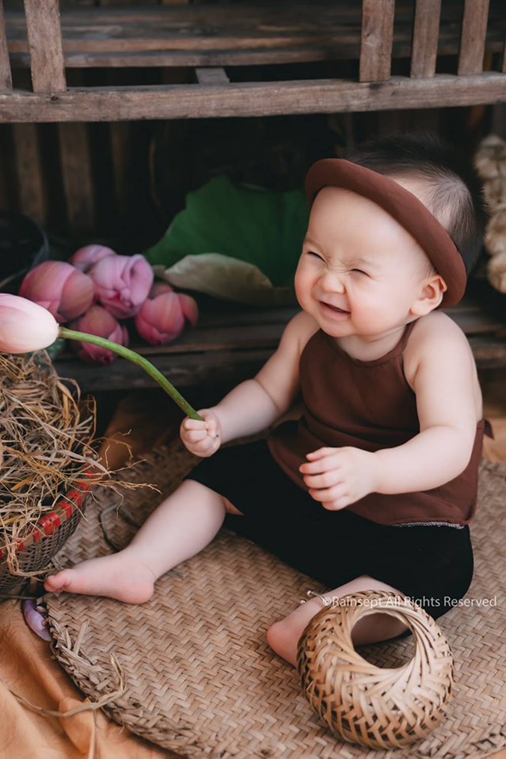 Em bé và hoa sen Ảnh em bé trong khung cảnh hoa sen tươi thắm là điều không thể đẹp hơn. Bạn sẽ bị mê hoặc bởi sự đáng yêu của em bé và vẻ đẹp của hoa sen hòa quyện cùng nhau trong một bức ảnh đầy độc đáo và giàu cảm xúc.