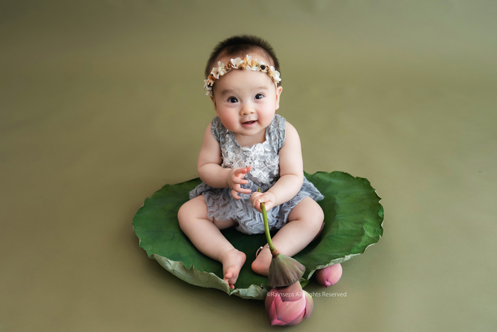 Hình ảnh đáng yêu này sẽ khiến bạn ghen tị với sự ngọt ngào của một em bé và vẻ đẹp của hoa sen. Hãy cùng tìm hiểu về chuyện cảm động đằng sau bức ảnh để có được những giây phút giải trí thú vị.