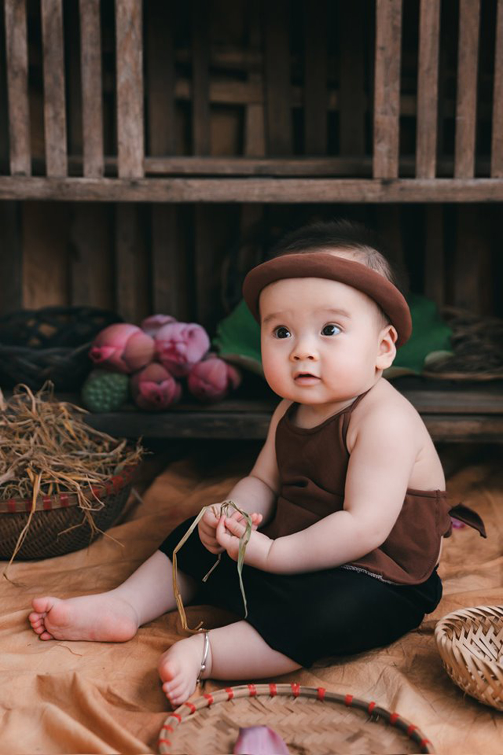 Em bé và hoa sen Hãy cùng chiêm ngưỡng những bức ảnh em bé tuyệt đẹp trong khung cảnh hoa sen. Những bông hoa khoe sắc chắc chắn sẽ đem lại một cảm giác dịu dàng và tình tứ cho bức ảnh, khiến bạn không thể rời mắt khỏi chúng.