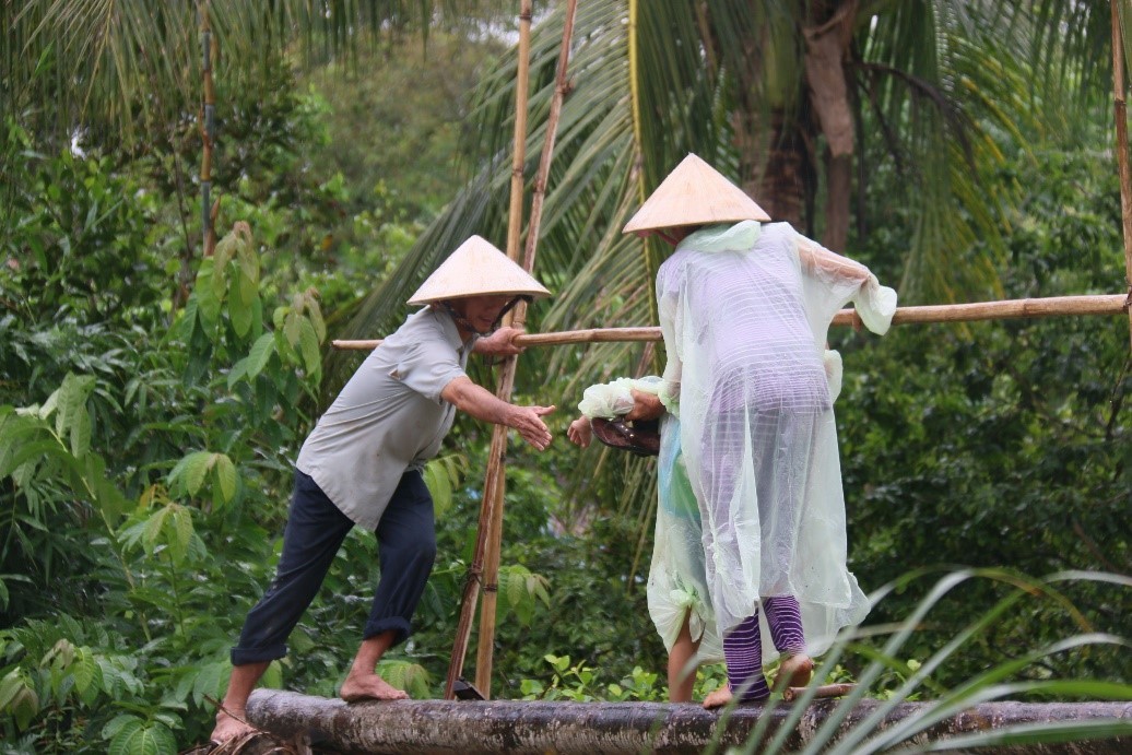 Chung tay xây cầu đến lớp cho trẻ vùng khó