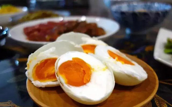 Bé 2 tuổi nôn ra máu vì ăn trứng để qua đêm, bác sĩ 'chỉ điểm' cách bảo quản thức ăn thừa